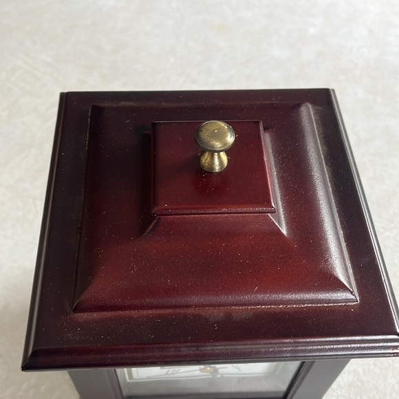Elegant Brown Table Clock - Picture 5 of 8